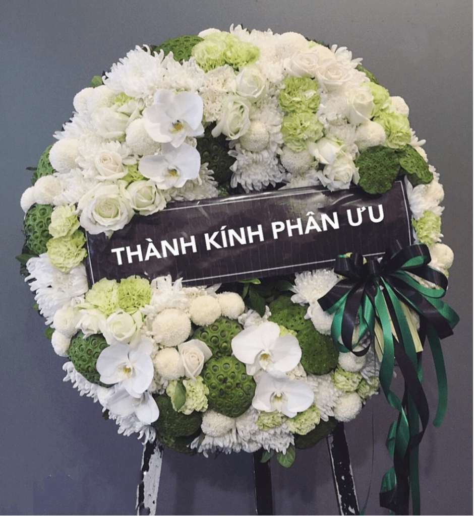 Dòng chữ “Thành kính phân ưu” thường được dùng trên lẵng hoa tang